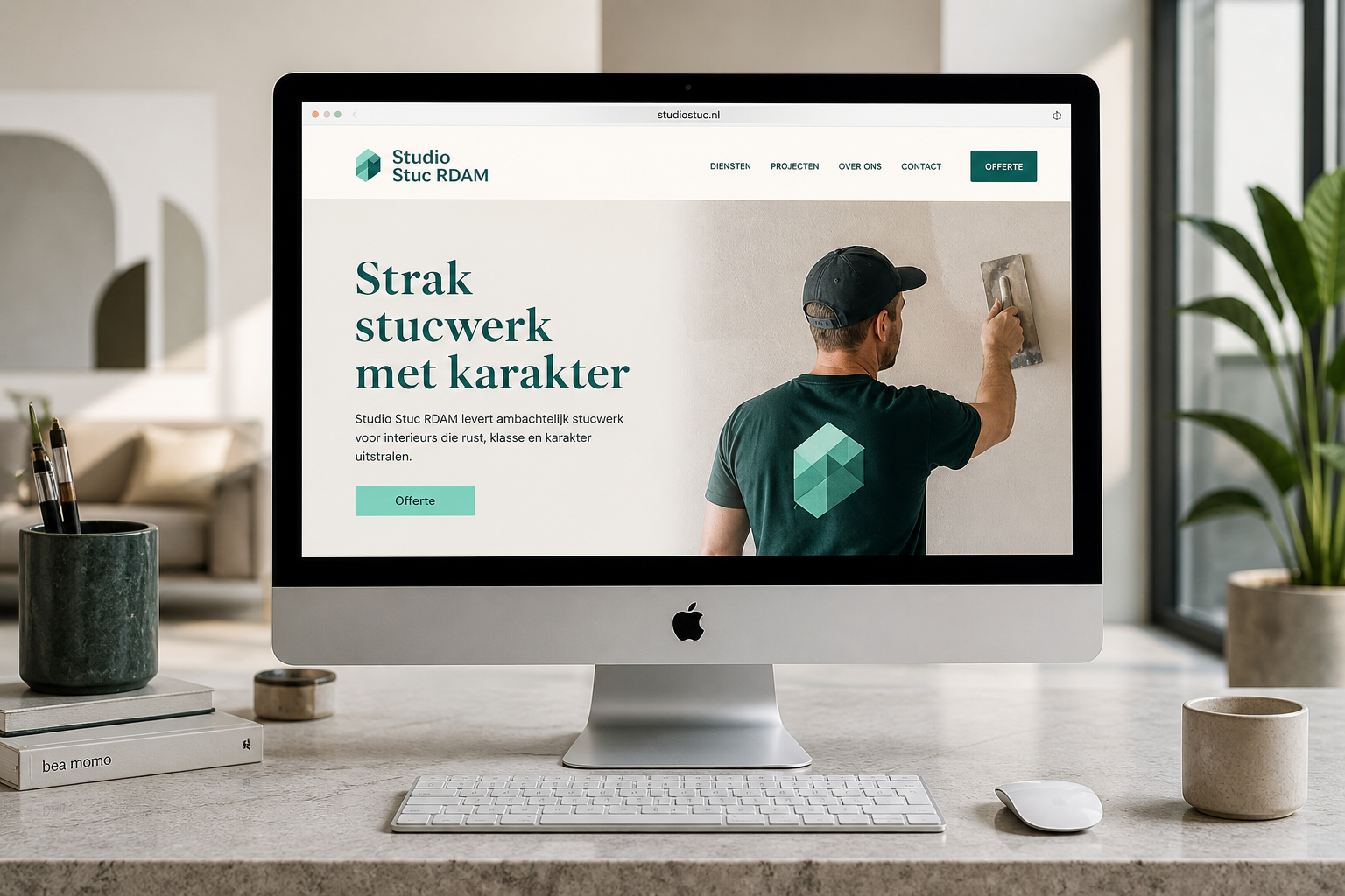 Voorbeeld kluswebsite Studio Stuc RDAM op iMac — teal huisstijl, eigen logo en domein