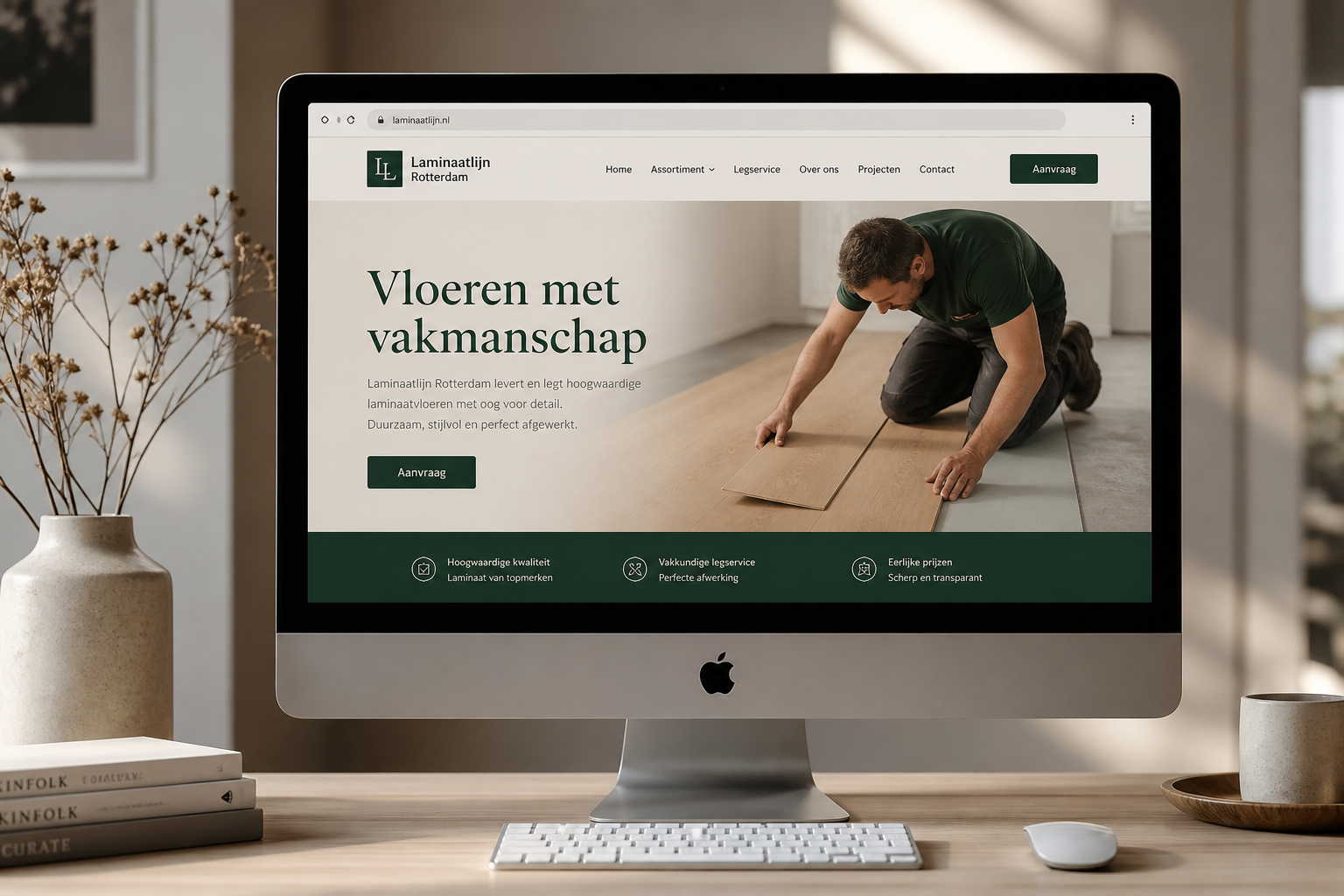 Voorbeeld kluswebsite Laminaatlijn Rotterdam op iMac — groene huisstijl, eigen logo en domein